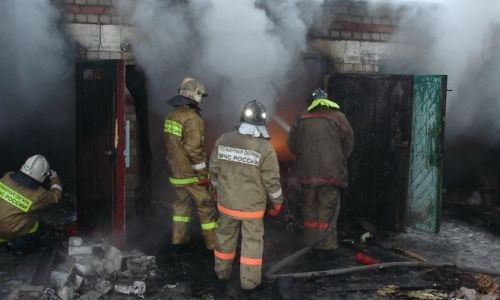 горят гаражи: пожары тушили в благовещенске и двух селах