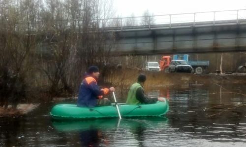 в селе марково разлилась река: жителей подвозят к домам на резиновых лодках
