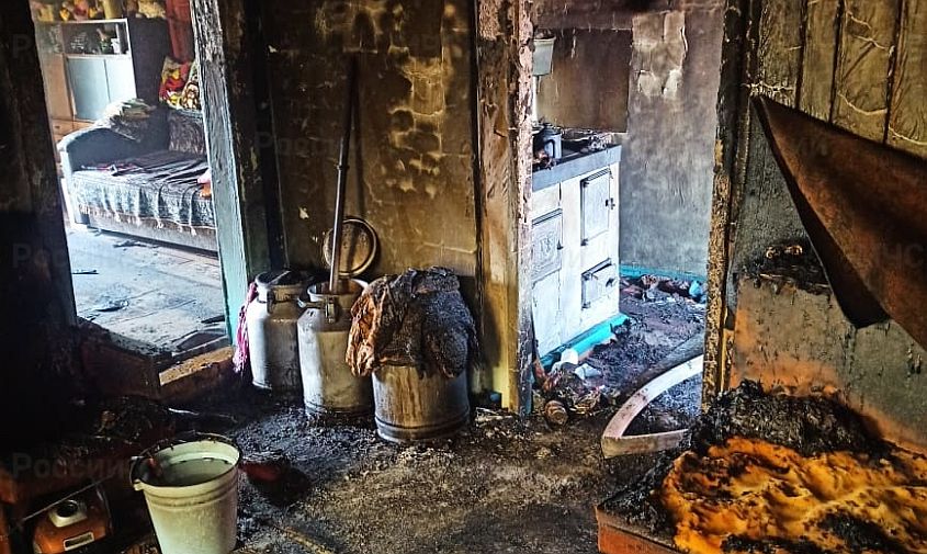 деревянный жилой дом в шимановске сильно пострадал после пожара