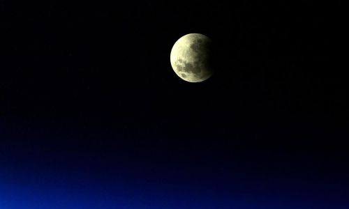 лунное затмение сфотографировали с мкс