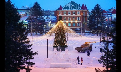 жители свободного восхитились новогодней елкой на городской площади
