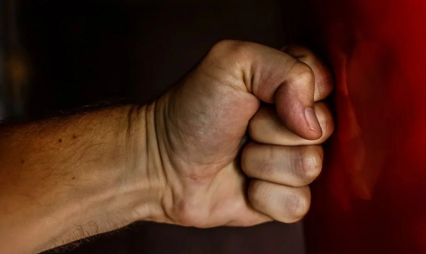 Осудила сына за запой и получила палкой: житель Белогорска отправится в колонию за избиение матери