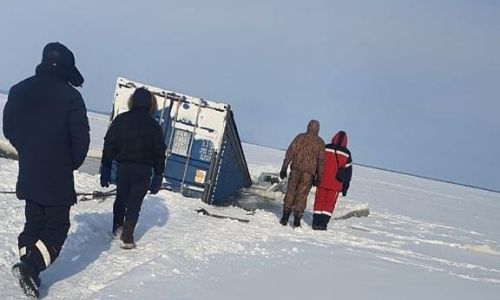 на зейском водохранилище фура провалилась под лед: пропал мужчина