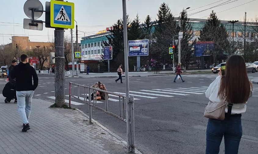 в благовещенске две девушки устроили фотосессию на пешеходном переходе в центре города
