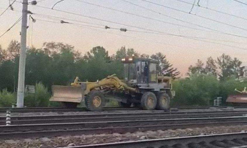 Сход на забайкальской жд вчера. Старый поезд. Железнодорожные работники. Сход поезда в Амурской области. Поезда которые сошли с рельс.