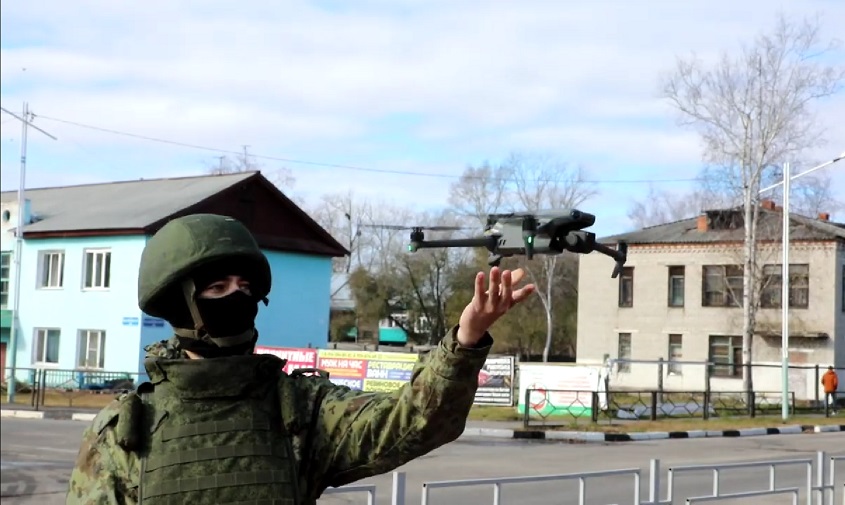 взлет с руки, зимние полеты и разведка: мобилизованные военнослужащие осваивают дроны
