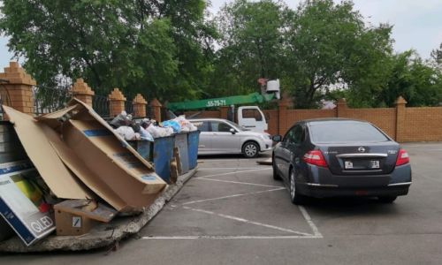водителям благовещенска, паркующим автомобили возле мусорных контейнеров, грозит штраф
