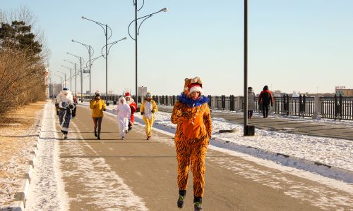 бегуны из благовещенска на первую пробежку года надели костюмы дедов морозов и снегурочек