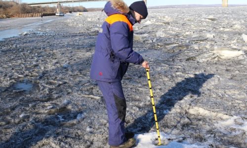 в благовещенске рыбаки рискуют жизнью, выходя на тонкий лед зеи
