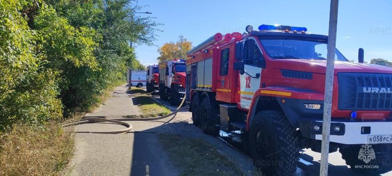 днем 15 сентября благовещенские огнеборцы спасали от пожара двухквартирный дом и автомобиль 