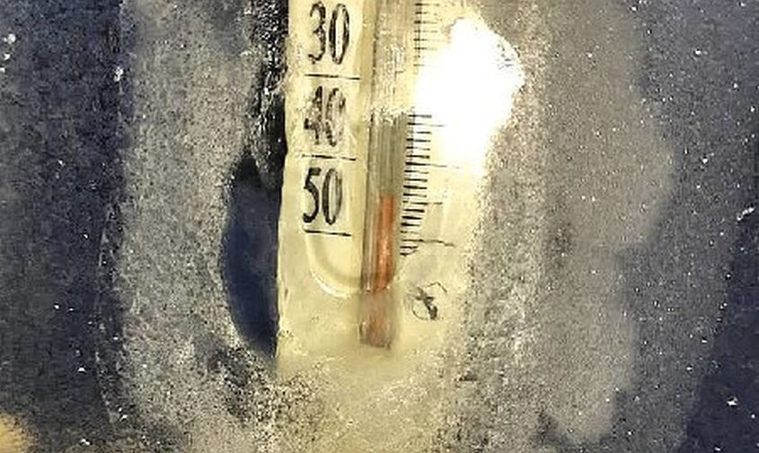 у кого холоднее: амурчане делятся фотографиями замороженных термометров
