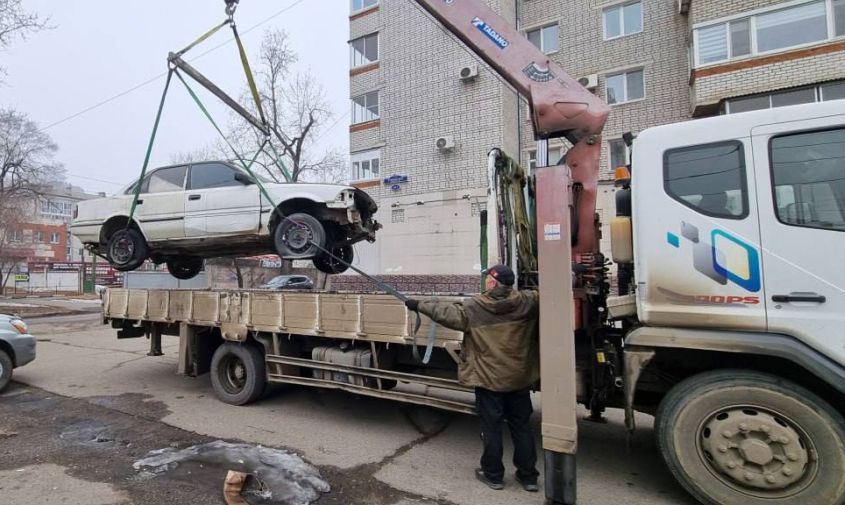 Улицы Благовещенска продолжают освобождать от автохлама