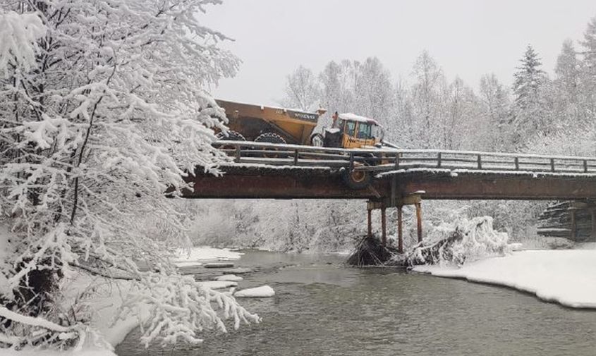 очередной мост поврежден в селемджинском районе из-за большегруза 
