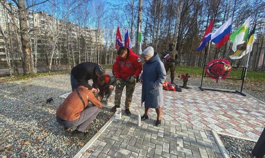 В Тынде волонтеры за несколько часов привели в порядок оскверненный памятник участникам ВОВ