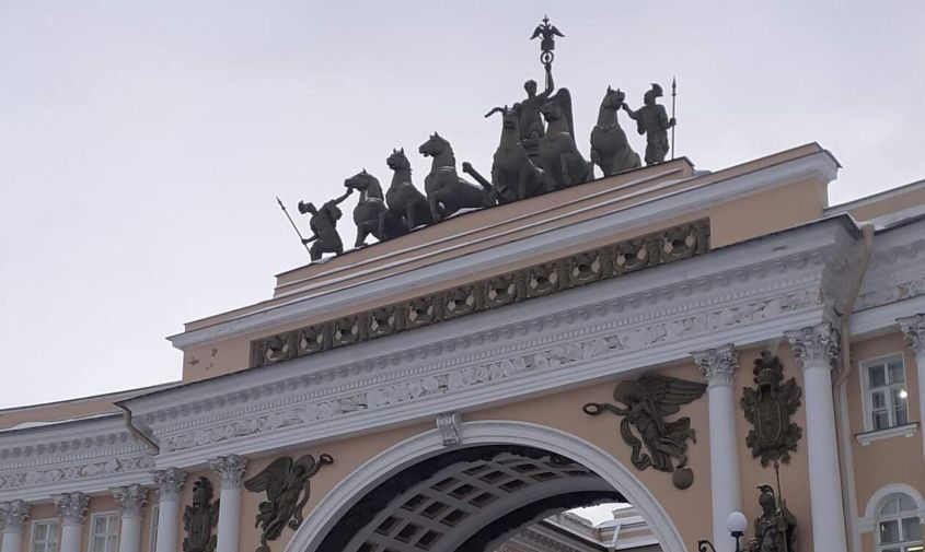 амурчанина, задолжавшего сыну больше миллиона рублей, приставы поджидали на вокзале санкт-петербурга
