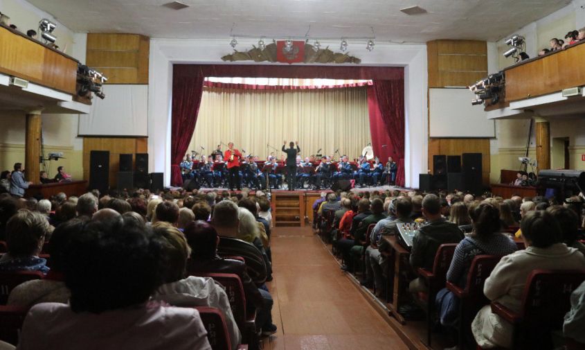 зал был полон: в белогорске выступил центральный военный оркестр минобороны рф