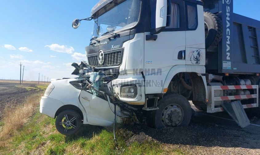 смертельное дтп на амурской трассе: легковушку смяло о грузовик, погибли два человека