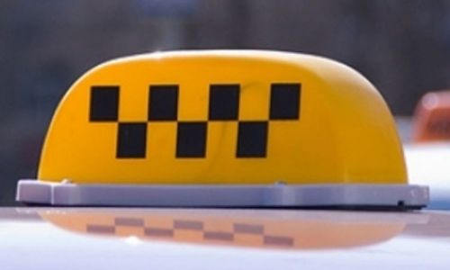 таксист в свободном нашел забытый пассажиркой телефон и снял с него деньги