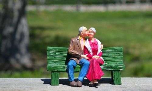 психолог рассказала о росте числа браков у людей старше 60 лет

