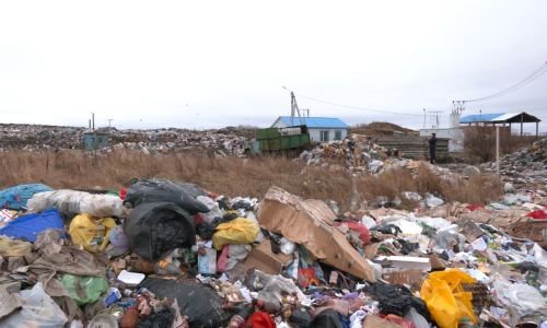 50 камазов устроили огромную свалку в белогорском районе рядом с полигоном тбо
