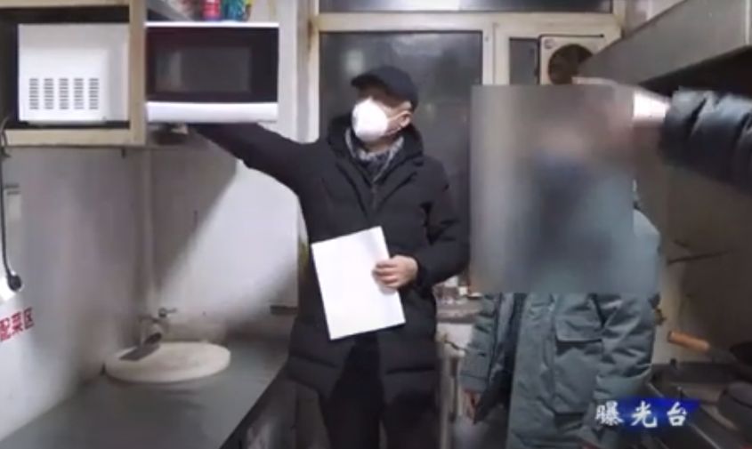 В Хэйхэ чиновники на рейдах «унюхали» подпольно работающие в локдаун шашлычные