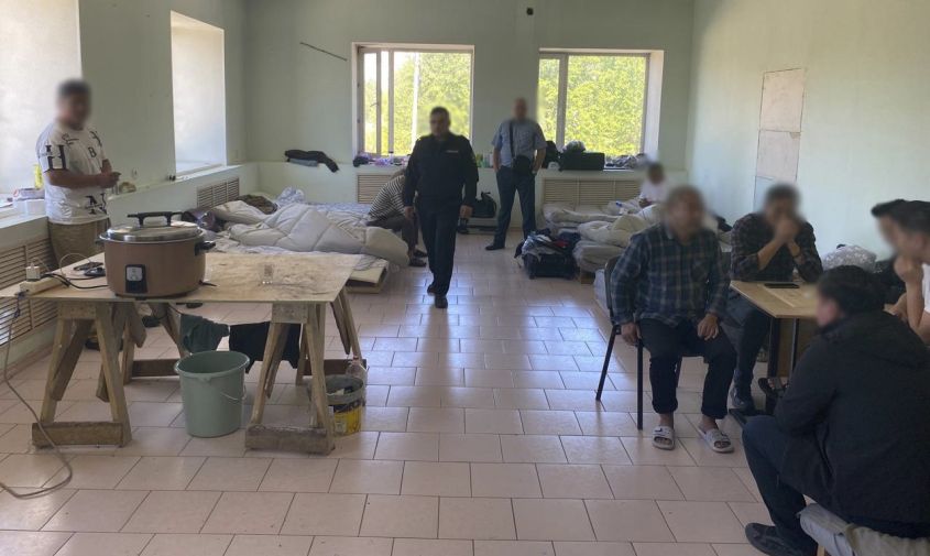В одной из многоэтажек Тынды незаконно проживали десять иностранцев