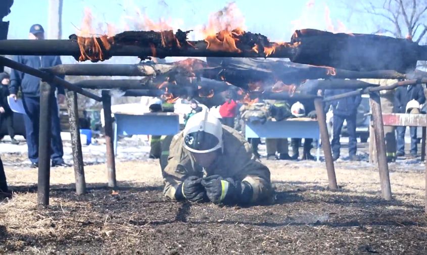 горящая полоса препятствий: амурские пожарные показали, как добровольцев готовят к работе в огне
