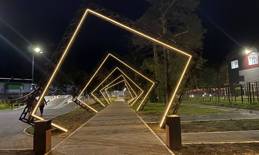 хай-тек подсветка украсила вход в парка дзержинского в белогорске