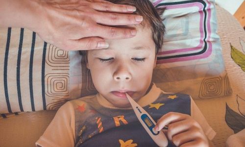 у половины переболевших коронавирусом детей симптомы сохраняются длительное время
