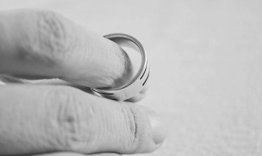 подписан закон о запрете увольнять вдов участников сво в течение года со смерти мужа
