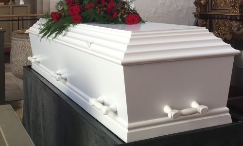 «это просто шок»: на похоронах отца житель белогорска обнаружил в гробу совсем другого мужчину
