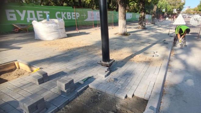 В центре Благовещенска продолжают благоустраивать сквер по нацпроекту