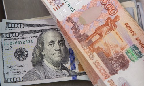 евро превысил 90 рублей, доллар — 82 рубля