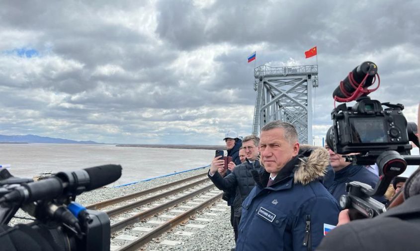 завершено возведение российской части железнодорожного моста между россией и китаем