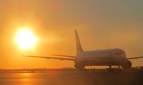 отдых отменяется: авиакомпании и туроператоры прекращают рейсы в туристические страны
