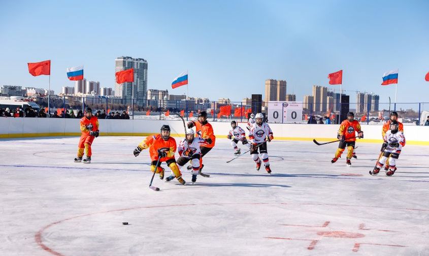 три игры провели хоккеисты на льду реки амур на границе россии и китая