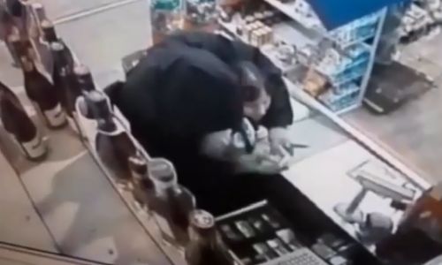 в ивановке мужчина, угрожая продавцу ножом, ограбил магазин