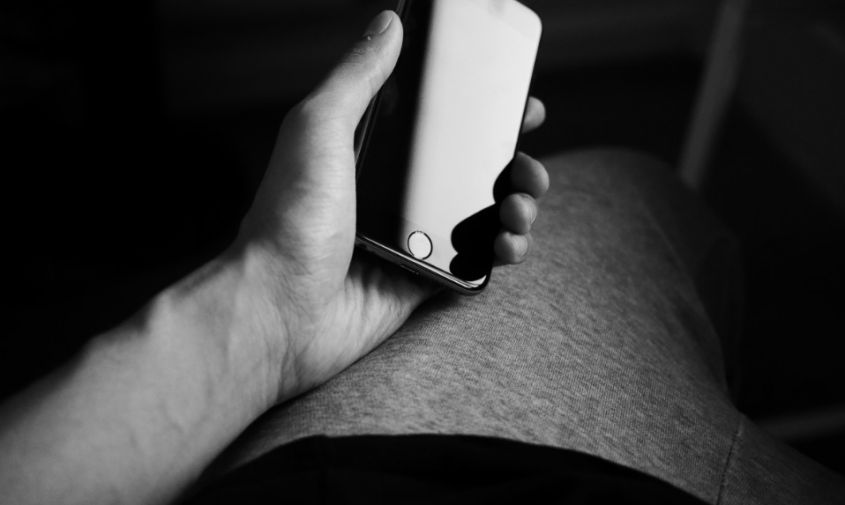 житель белогорска украл iphone у подростка из благовещенска