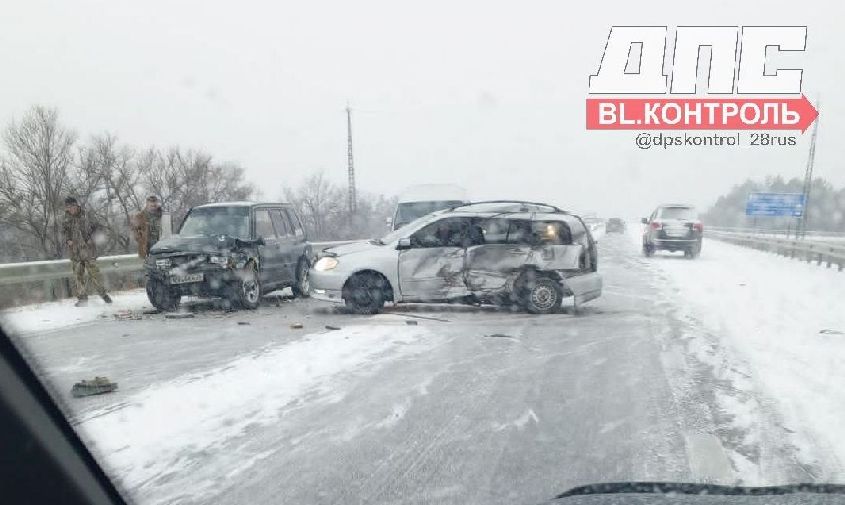 день жестянщика — 2023: ноябрьский снегопад сделал утро благовещенских автомобилистов недобрым  