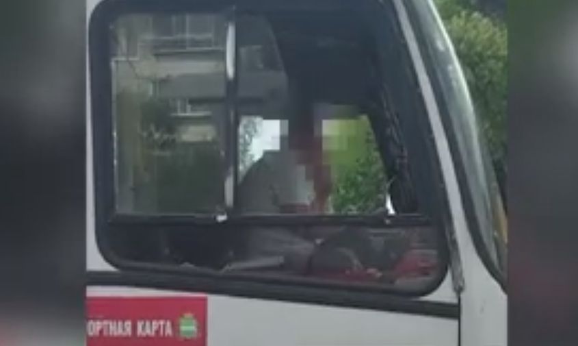 благовещенец «застукал» водителя автобуса за курением в салоне
