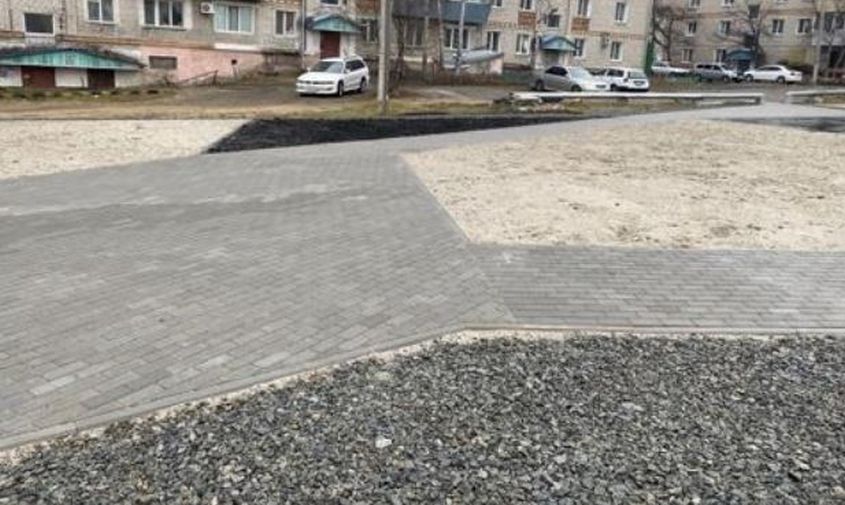 «будет не двор, а картинка»: новую современную площадку в райчихинске могут сдать раньше, чем планировалось
