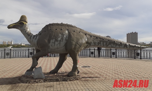 на набережной амура в благовещенске «поселился» трехметровый амурозавр