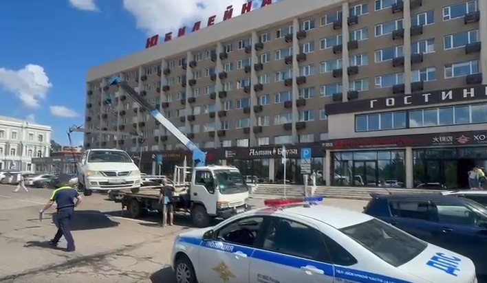 «Брошены посреди дороги»: в Благовещенске эвакуируют не по правилам припаркованные автомобили 