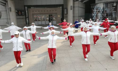 после годового перерыва танцующие пенсионерки открыли сезон уличных танцев