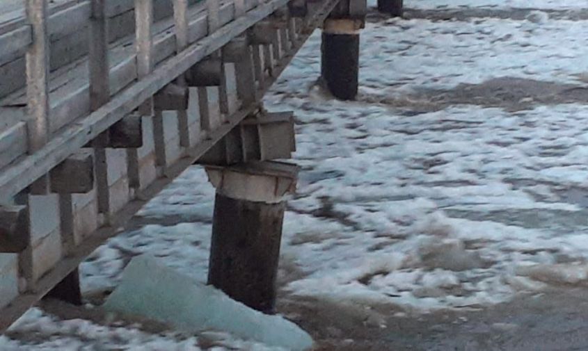 мощный ледоход на селемдже повредил опоры моста возле экимчана
