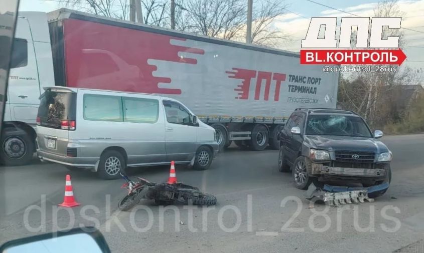 16-летний водитель кувыркнулся через машину: в Благовещенске произошло ДТП с мотоциклистом (ФОТО, ВИДЕО)