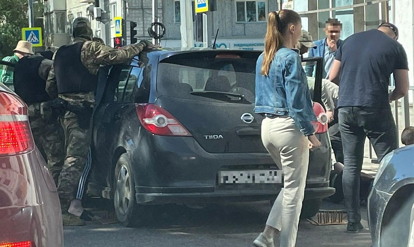 в центре благовещенска жестко задержали автомобилиста