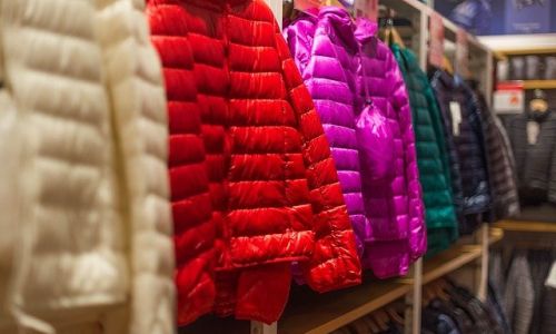 россияне на фоне пандемии стали покупать меньше зимней одежды