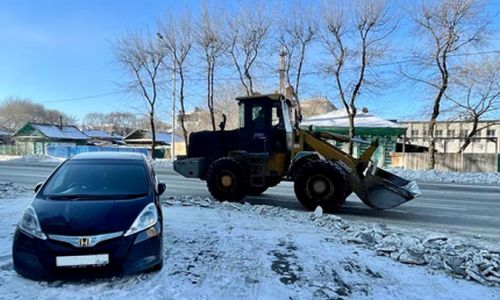 машины благовещенцев мешают спецтехнике качественно очищать дороги от снежного наката

