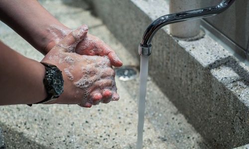 «чаще мойте руки!»: амурские врачи назвали еще один способ передачи коронавируса

